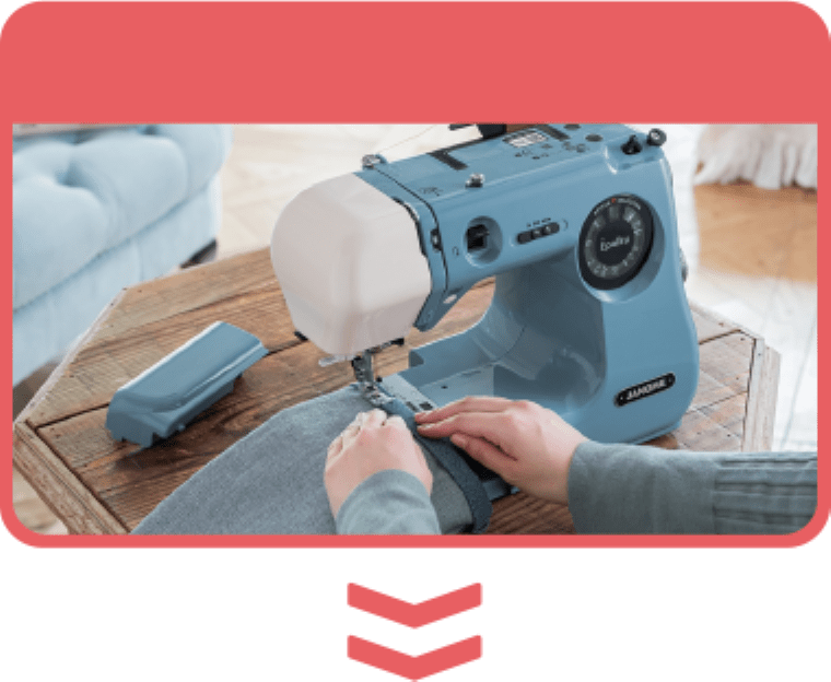 作業台の上に置かれている家庭用ミシン