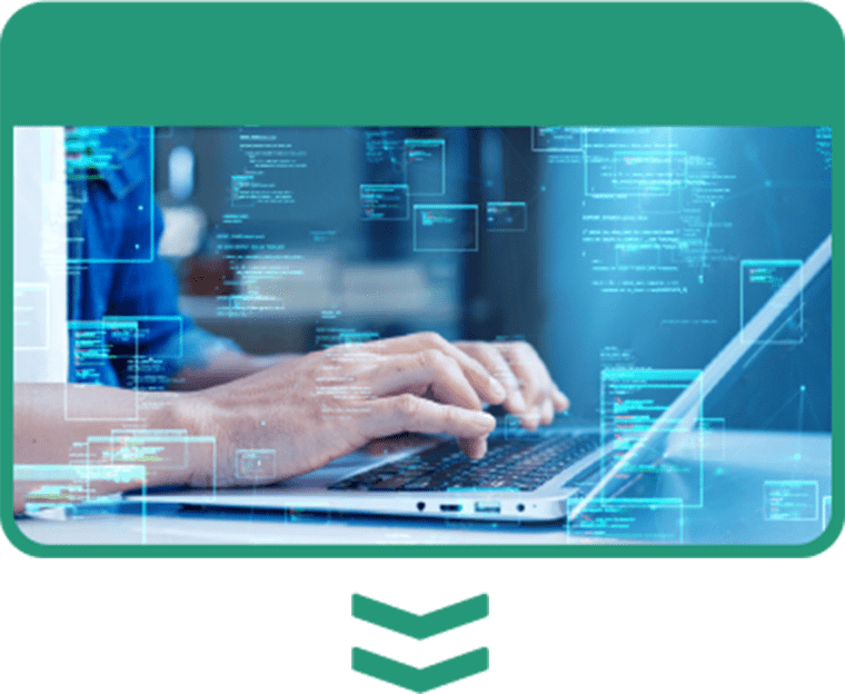 ノートパソコンでプログラミング作業をする手元